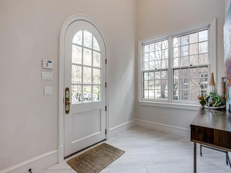 3909 Greenbrier Dr — Photo 4