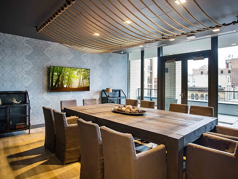 River North Luxury, On Display — Photo 12
