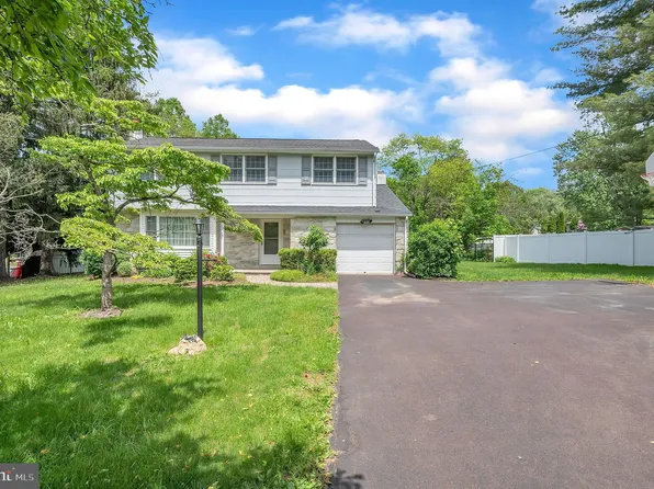 102 Meadowood Dr, Lansdale, PA 19446