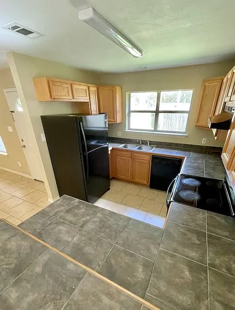 3 bed, 2.0 bath, 1147 sqft, $1,300 — Photo 3