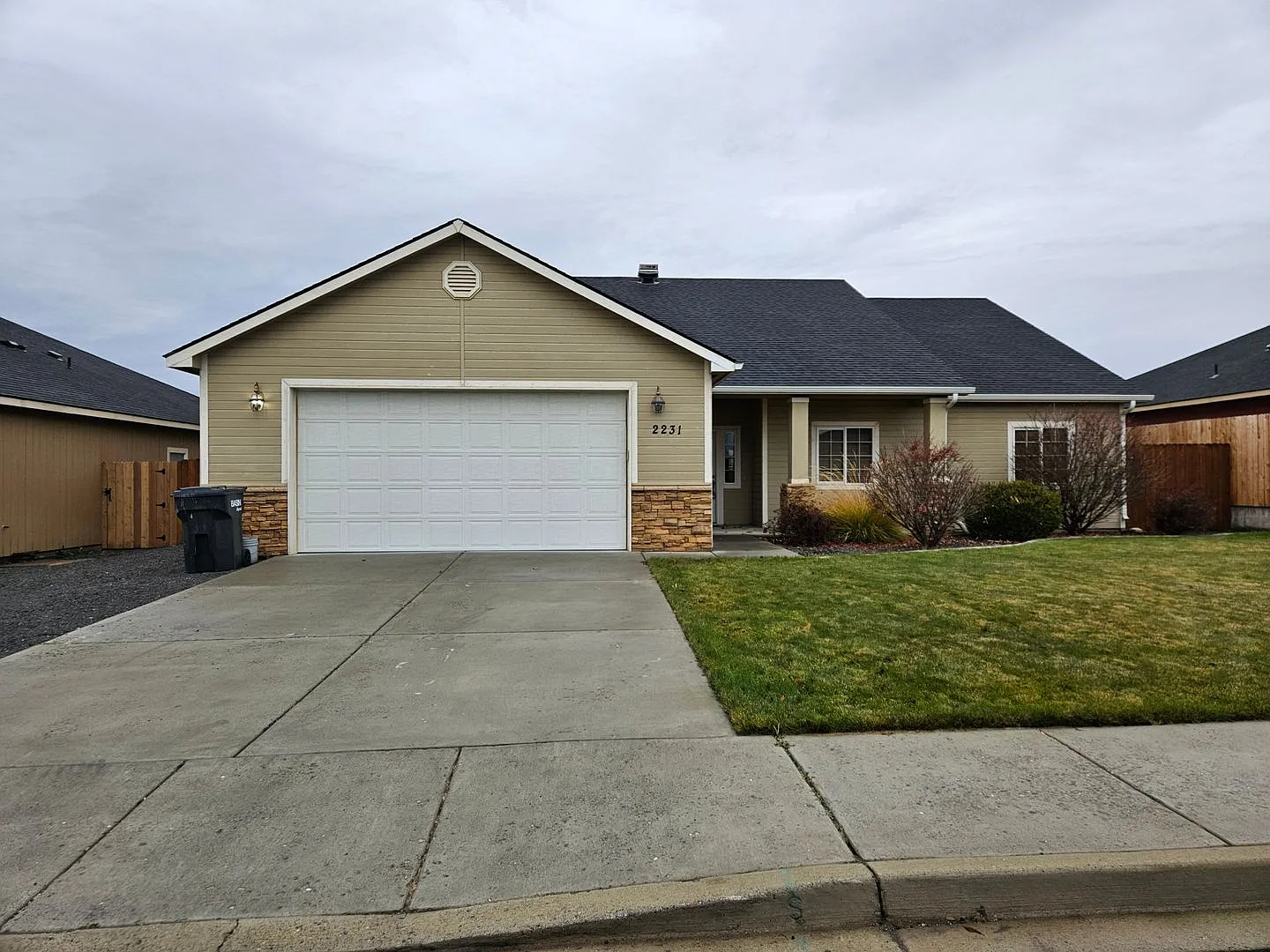 *360 Tour Available* West Richland Home With Fireplace & Fenced Backyard — Photo 2