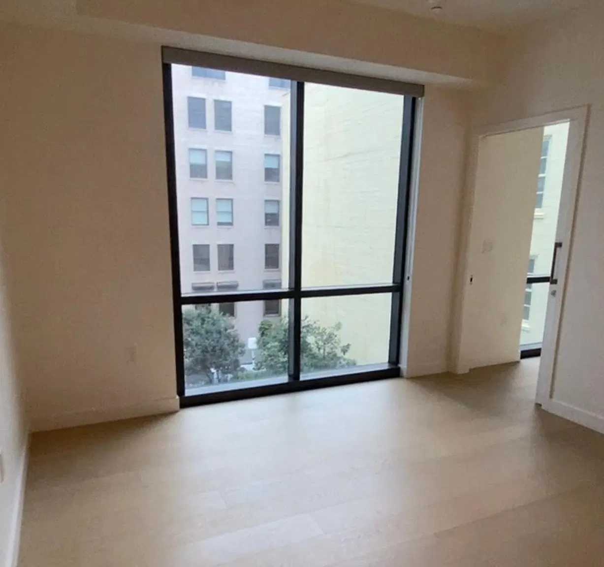 400 S Broadway Ave — Photo 4