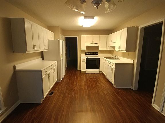 Large kitchen with oven, stove, dishwasher & refrigerator