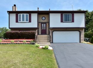 569 Waterford Dr, Lindenhurst, IL 60046