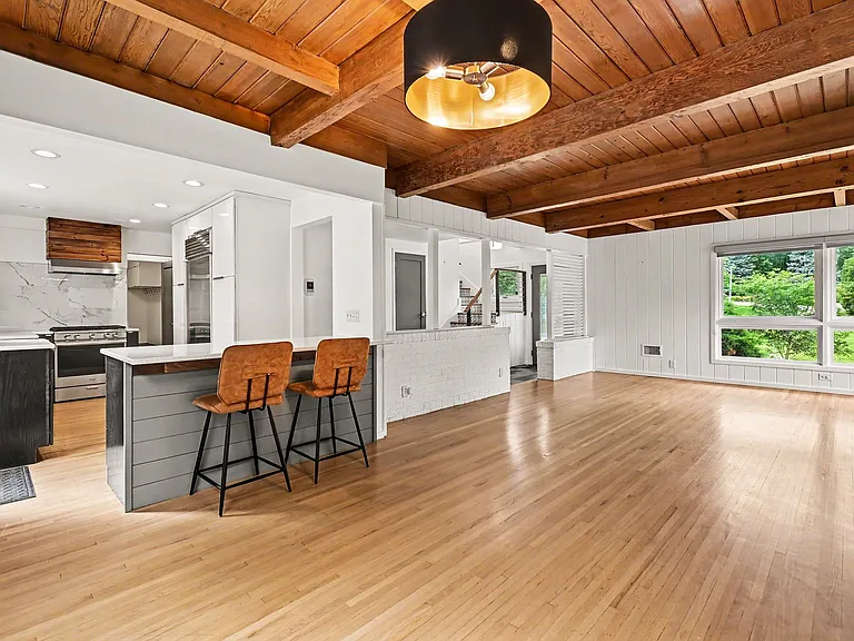 645 Beverly Dr — Photo 2