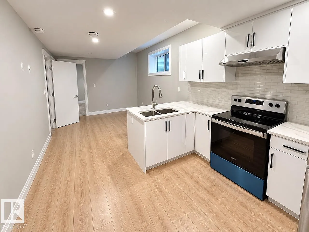 2 bed, 1.0 bath, 899 sqft, $1,297 — Photo 4