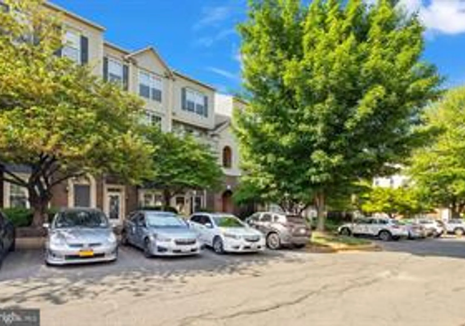 Gorgeous 2 level condo only 1 block from West Falls Church Metro. — Photo 1