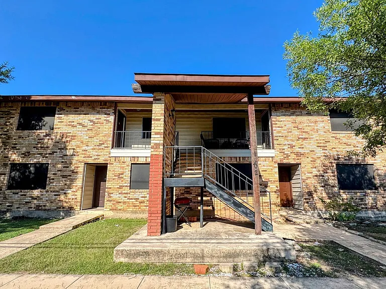 1102 S Harley Dr — Photo 1