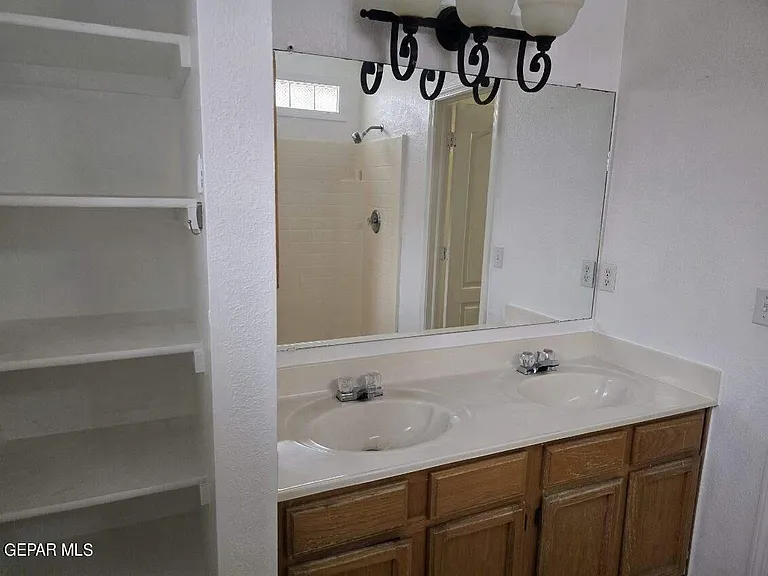 12105 Castle View Way — Photo 17