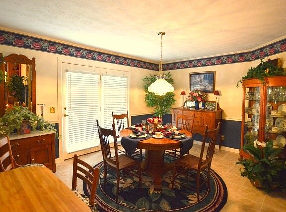 4th image of 3588 Redcliff Dr