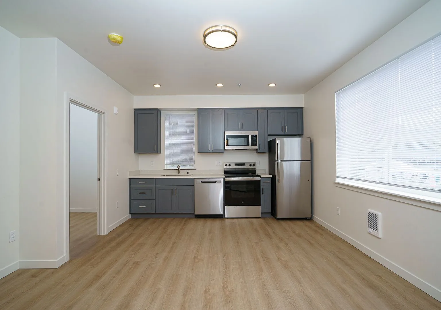 Modern Luxury 1 BD / 1 BA - Ask about Move In Special — Photo 2