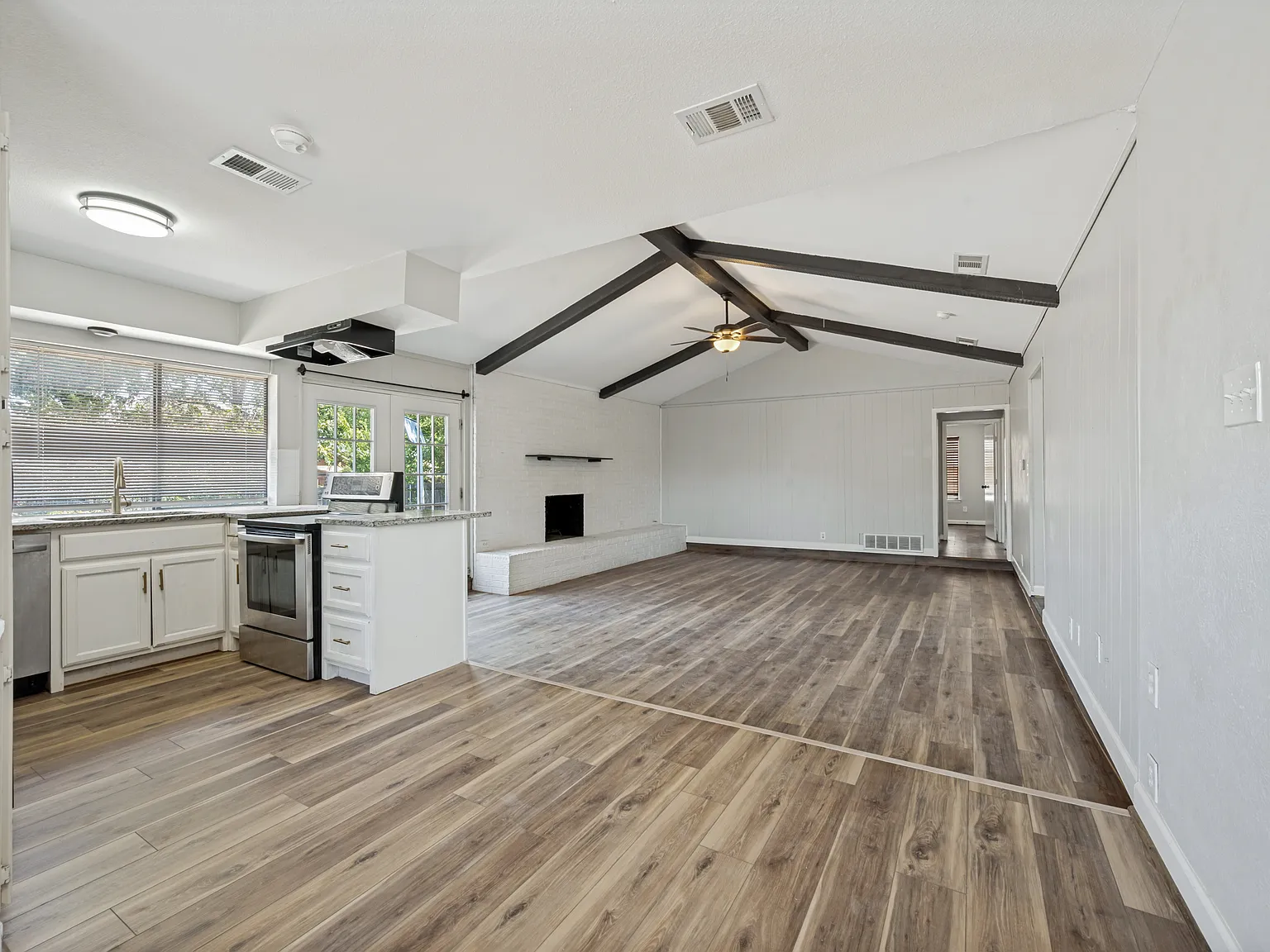 3 bed, 1367 sqft, $1,950 — Photo 4