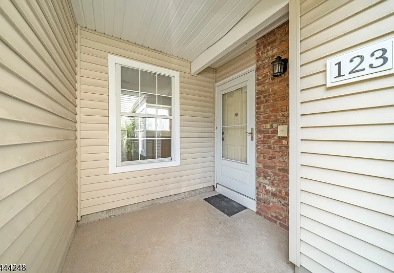 123 Harrow Dr — Photo 4