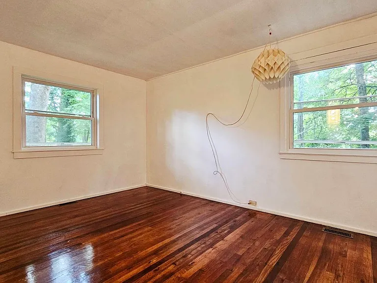 313 W Outer Dr — Photo 9
