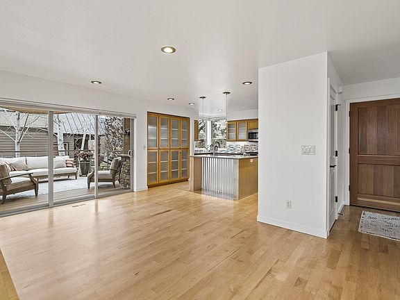 5th image of 224 Volunteer Park Ln