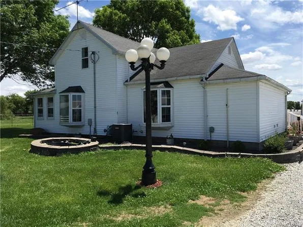 808 W Douglas St, New Douglas, IL 62074