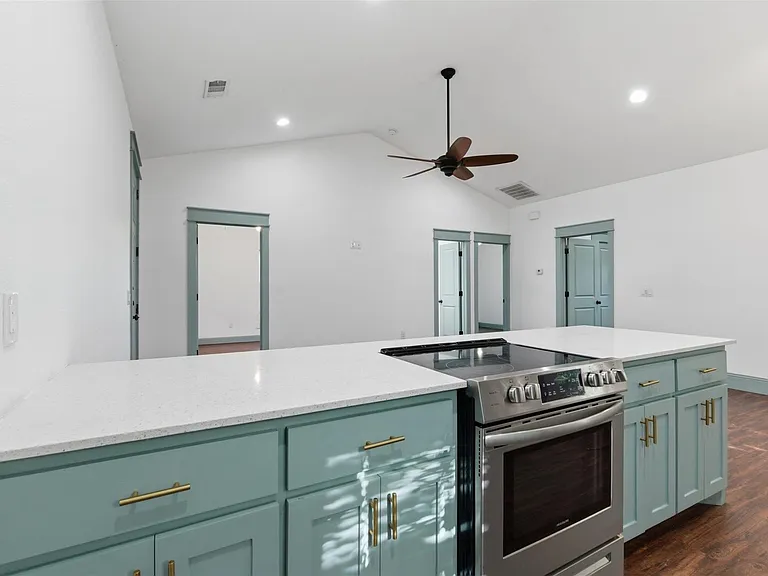 1731 W Elm St — Photo 5