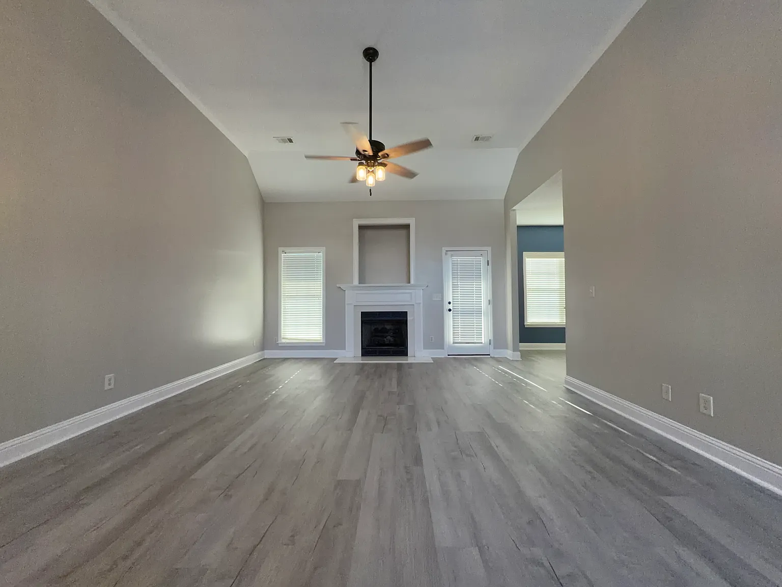 3 bed, 1709 sqft, $2,200 — Photo 2