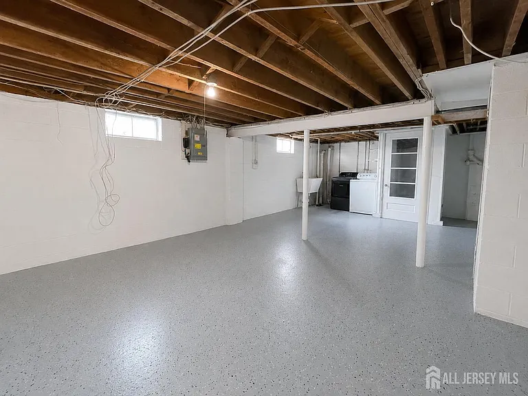 580 Village Rd W — Photo 35