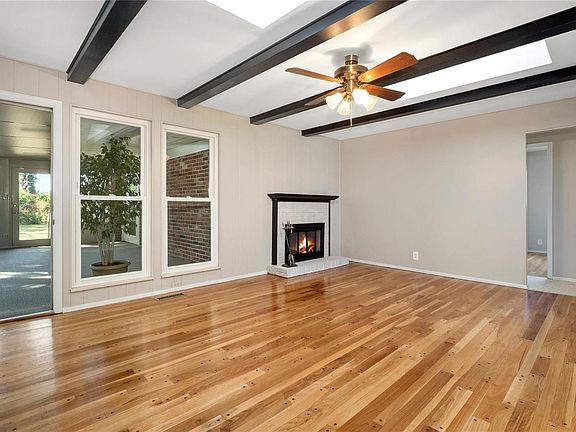 5th image of 2932 New Castle Dr