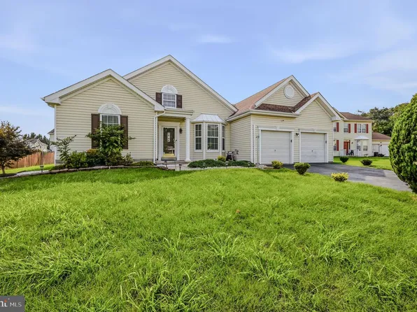 235 Riveredge Dr, New Castle, DE 19720