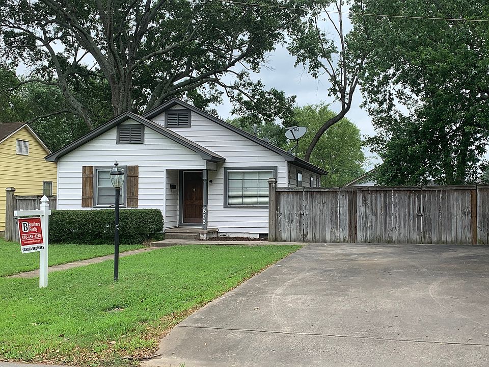 1st image of 606 W 10th St