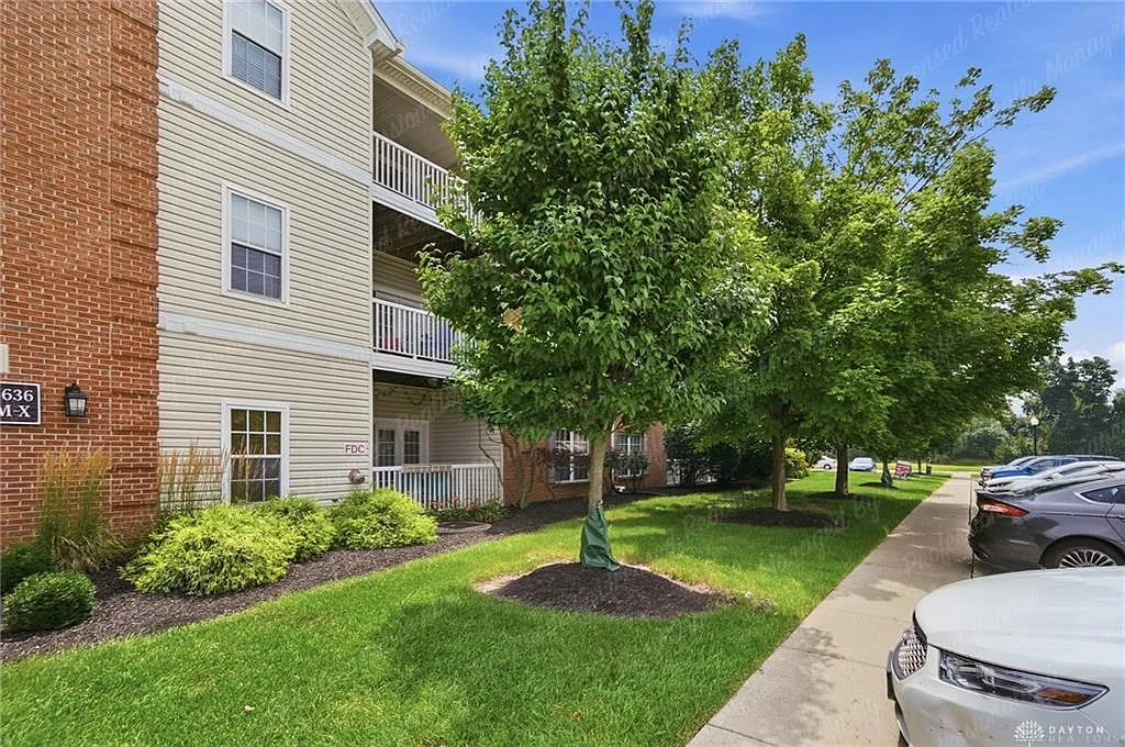 2 bed, 1.5 bath, 1277 sqft, $1,600 — Photo 3