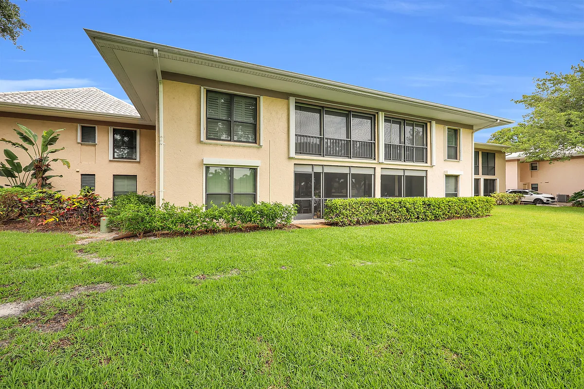 Building Photo - 10 SE Turtle Creek Dr #B