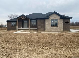 10 Daisy Ln, Almont, MI 48003