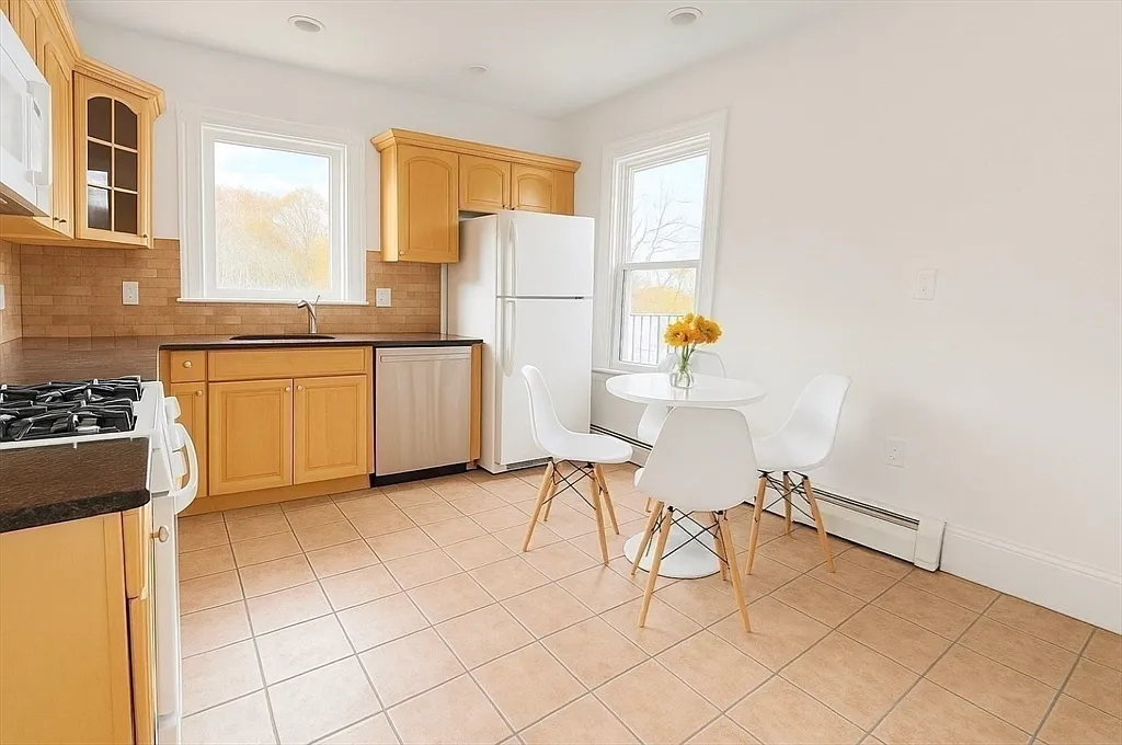 Building Photo - 145 Lagrange St #2