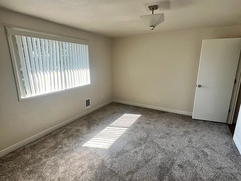 Laurel Park Apartments — Photo 10