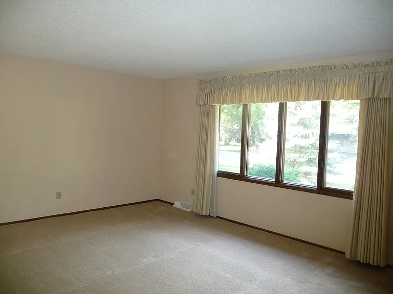 1047 Tyler St S — Photo 3