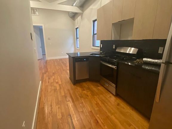 4th image of 152 Boyd Ave #3B
