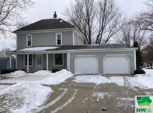 1319 Elm St, Hull, IA 51239