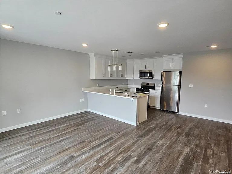 221 Eastview Dr #18 — Photo 2