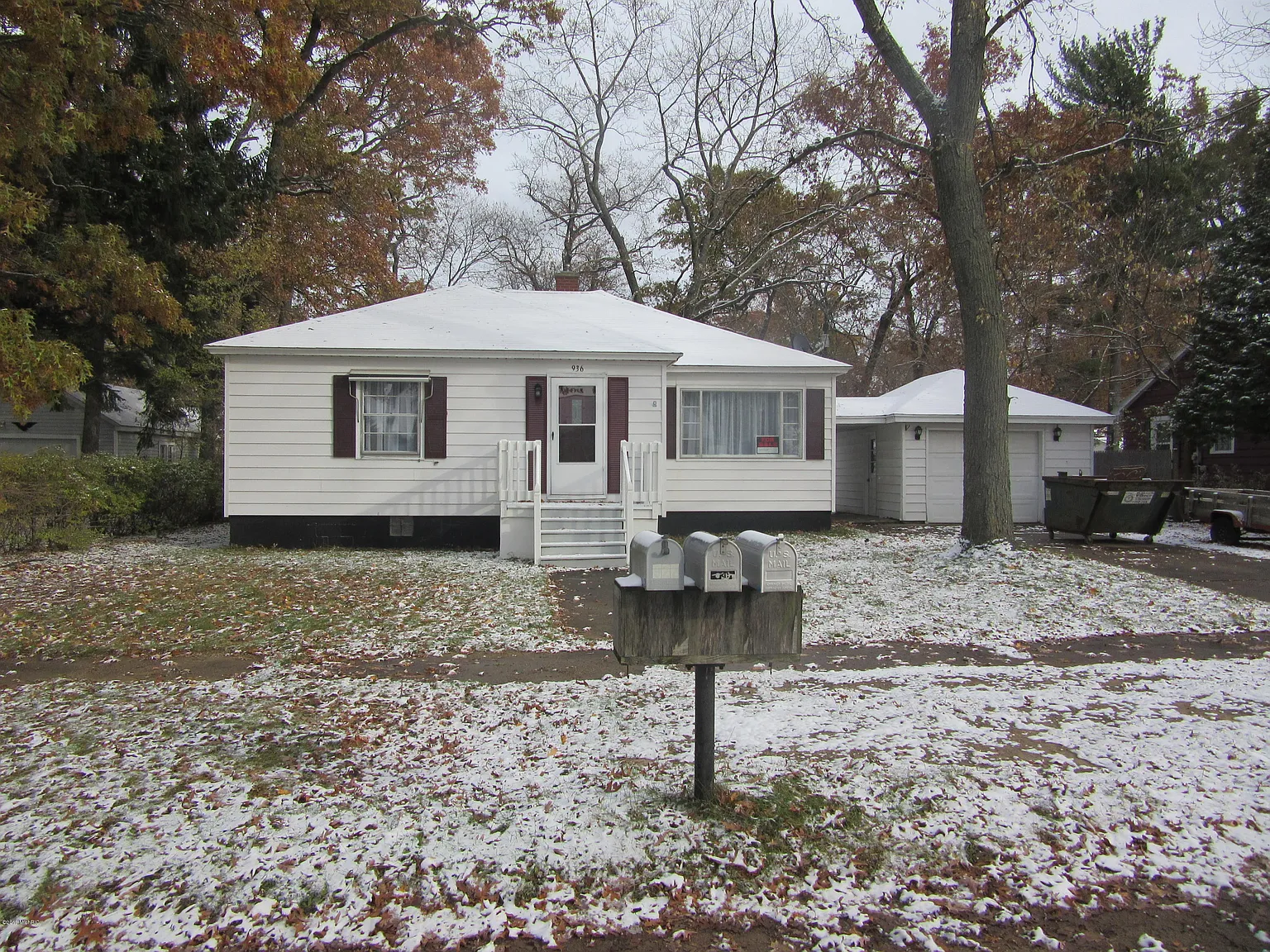 936 Carlton St photo 1