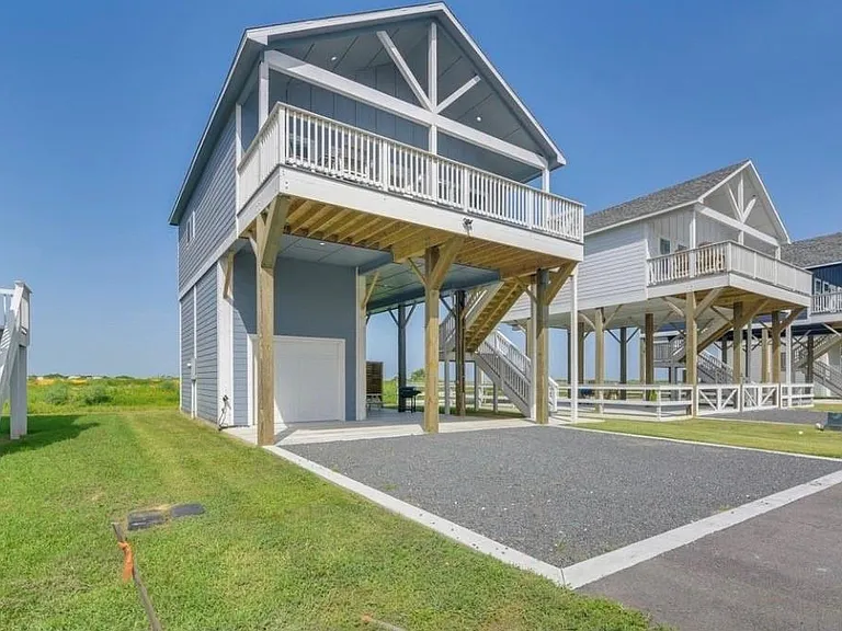 1049 Sunset Cir W — Photo 2