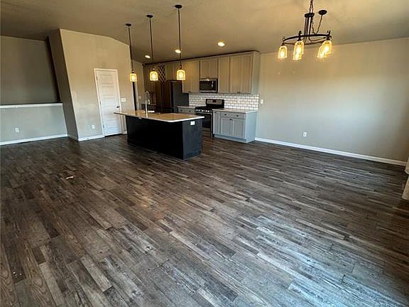 3rd image of 822 S Espanola Dr