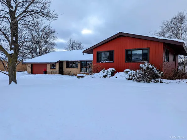 1005 Owaissa St, Negaunee, MI 49866