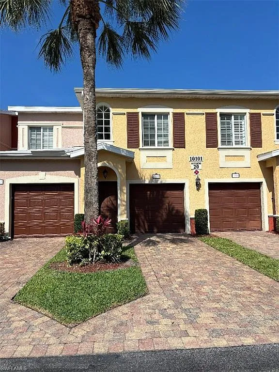 3 bed, 2.5 bath, 1636 sqft, $2,800 — Photo 2