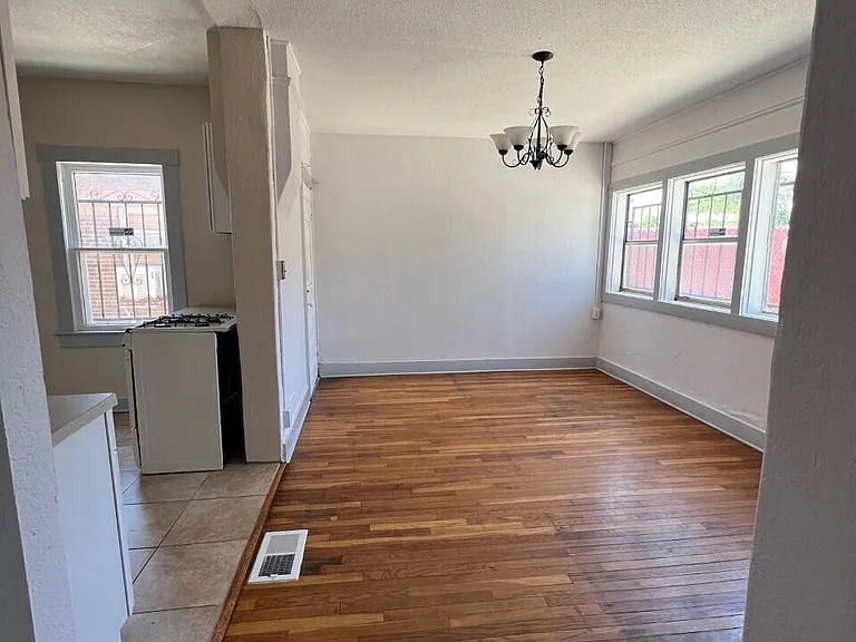 2115 E Yandell Dr — Photo 15
