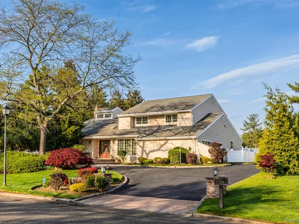 16 Cabriolet Lane, Melville, NY 11747