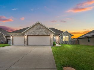 673 N Maplewood Hills Rd, Nixa, MO 65714