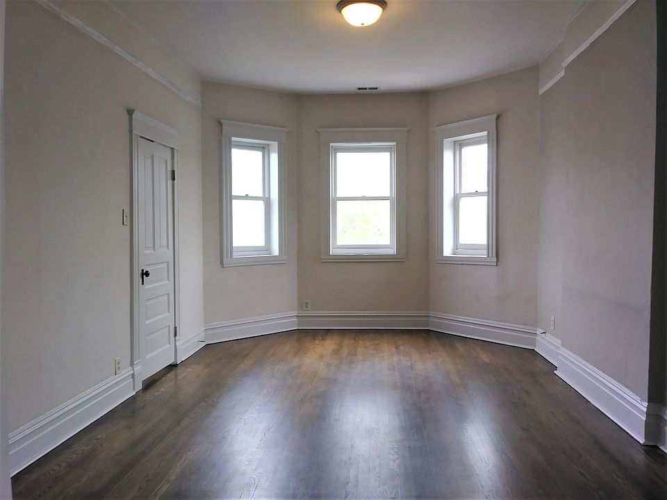1st image of 900 N Washtenaw Ave #3