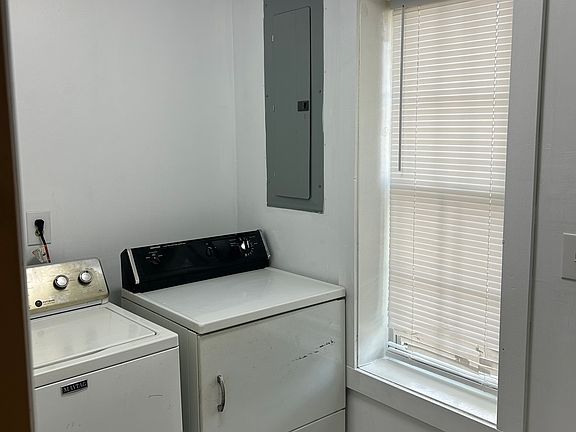5th image of 213 Carmel St