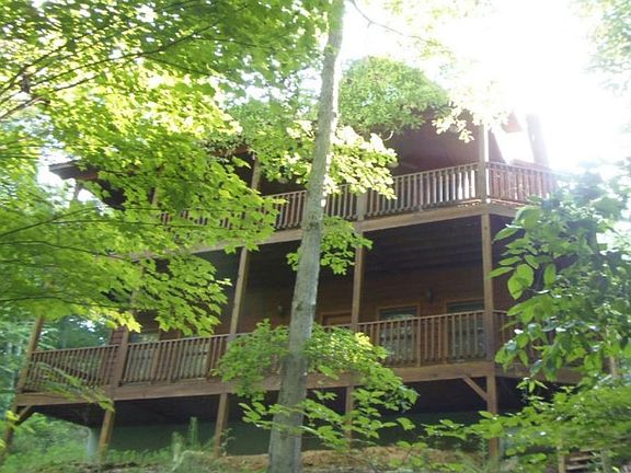 Mountain chalet in upscale Tarheel West