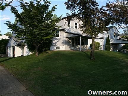 Spacious back yard, corner lot!