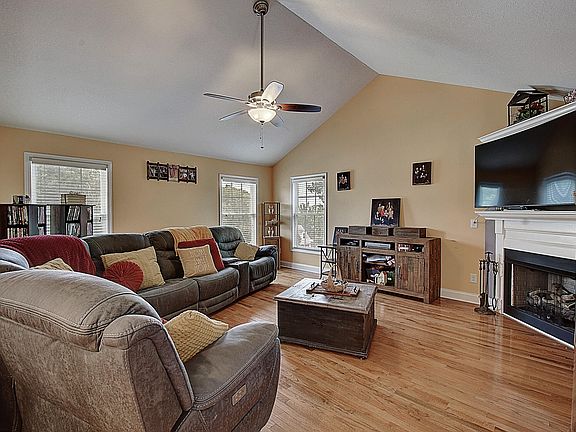 4th image of 258 Holland View Dr