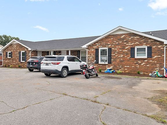 5th image of 147 Darlene Dr APT C