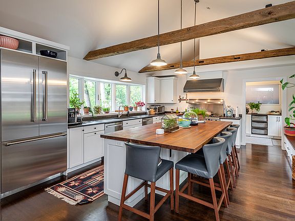 4th image of 409 Northrop Street